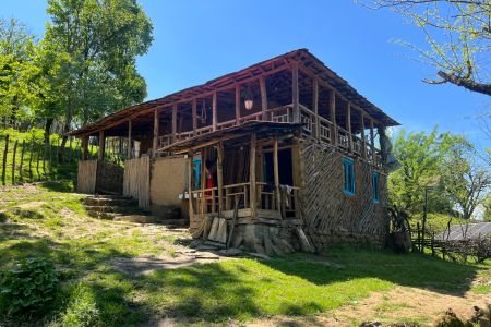 خانه روستایی ایوان دار در املش - گودی گوابر