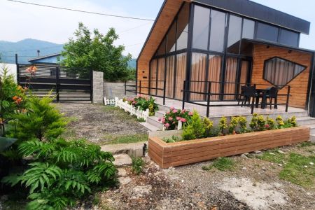 کلبه با نمای شیشه در مهدیخان محله ماسال