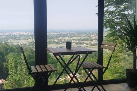 کلبه جنگلی با نمای شیشه‌ در کیشه‌خانی ماسال