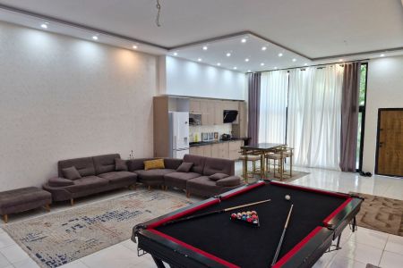 ویلای استخردار در ساوجبلاغ - عباس آباد بزرگ