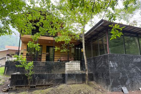 کلبه چوبی کنار رودخانه در ماسال - گنذر
