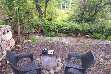 کلبه کاهگلی کنار رودخانه در کندلوس
