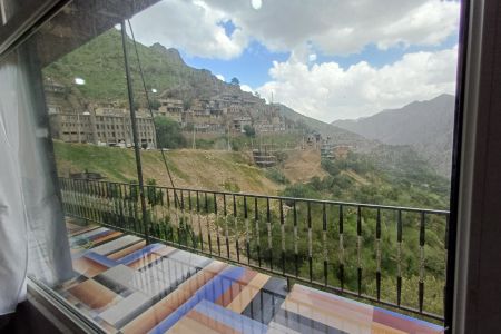 خانه با چشم انداز کوه در اورامان تخت - ط دوم