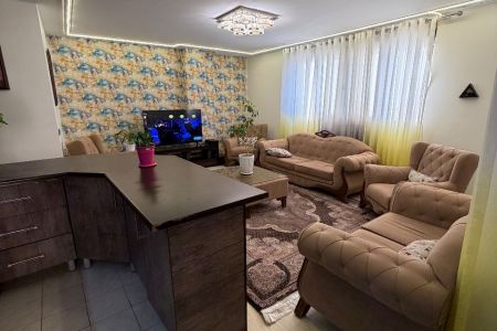 خانه مبله در شهر صدرا - بلوار پاسارگاد - ط سوم