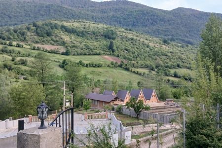 کلبه سوئیسی کنار استخر ماهی در نکا - ارم - ۱