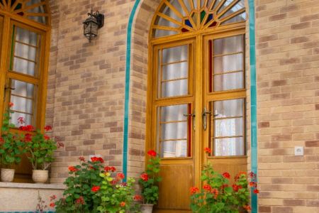 بومگردی در خیابان زند شیراز - اتاق پروین فروغ