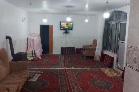 خانه حیاط دار کنار رودخانه در پاوه - داریان