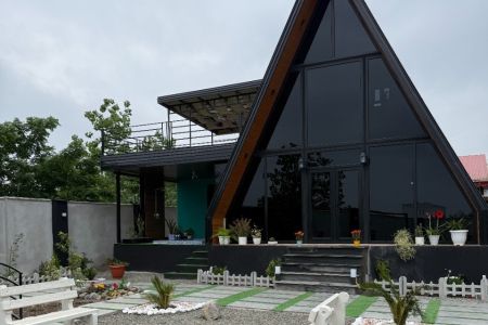 کلبه سوئیسی نزدیک ساحل سنگاچین انزلی