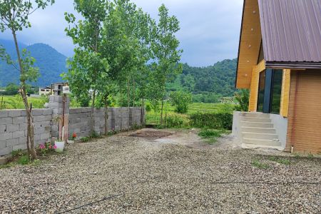کلبه سوئیسی با تراسی رو به شالیزار در طاسکوه