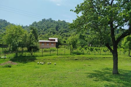 ویلای چوبی با بالکن در شاندرمن - سیاهمرد
