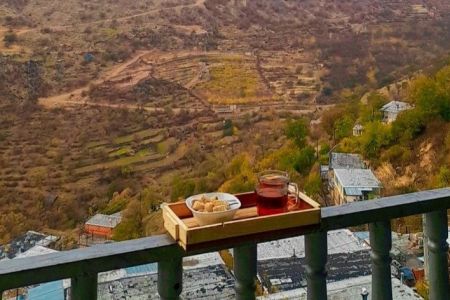 خانه با بالکن روبه کوه در اورامان‌تخت - ط سوم