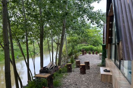 کلبه سوئیسی در کنار رودخانه تولم شهر