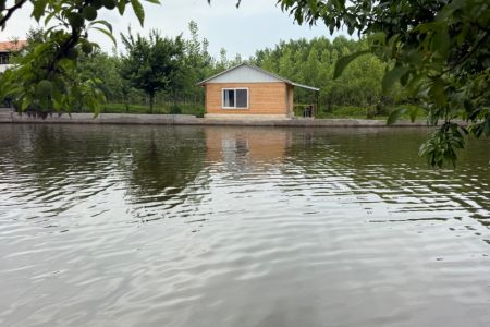 کلبه چوبی کنار برکه در صومعه سرا - میانده