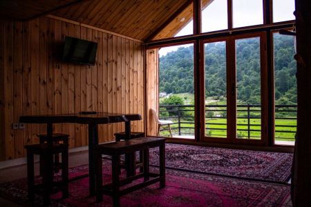 کلبه نزدیک دریاچه سراگاه