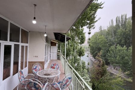 خانه بالکن دار لب رودخانه زاینده‌رود -زیرهمکف