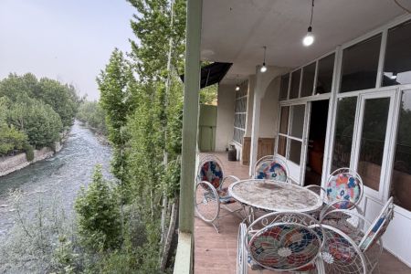 خانه بالکن دار لب رودخانه زاینده‌رود -زیرهمکف