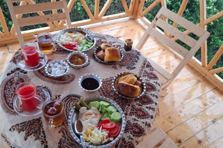 کلبه سوئیسی با ویو دریاچه انارستان در بابلکنار