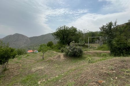 خانه باغ در الموت غربی - انگورازوج