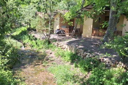 کلبه کاهگلی کنار رودخانه در کندلوس