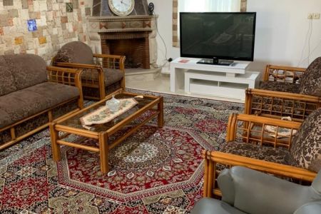 Renting a villa with a pool and jacuzzi in Hachirod - Akbarabad