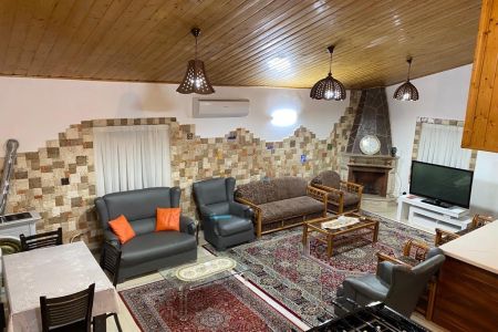 Renting a villa with a pool and jacuzzi in Hachirod - Akbarabad