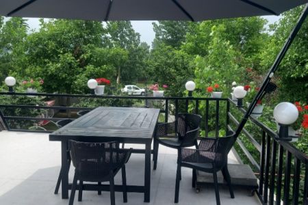 کلبه سوئیسی تراس دار در شاندرمن - چپه زاد