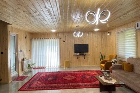 کلبه چوبی نزدیک رودخانه در ماسال - گنذر
