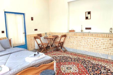 بومگردی در قمصر - اتاق بهارنارنج
