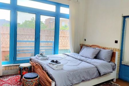 بومگردی در قمصر - اتاق بهارنارنج
