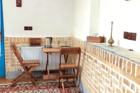 بومگردی در قمصر - اتاق بهارنارنج