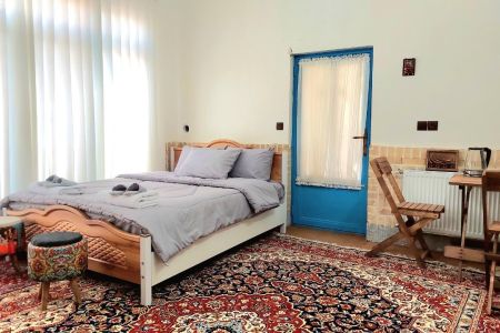 بومگردی در قمصر - اتاق بهارنارنج