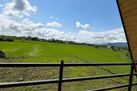 کلبه سوئیسی با تراس رو به شالیزار در شاندرمن