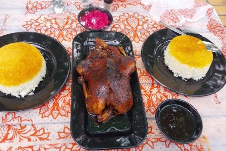 کلبه چوبی کنار دریاچه در ابولحسن‌آباد سرخرود