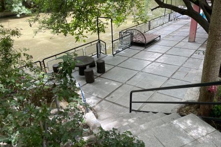 خانه ویلایی رو به زاینده رود در باغ بهادران