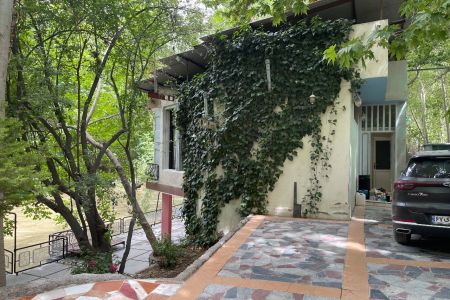 خانه ویلایی رو به زاینده رود در باغ بهادران