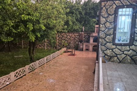 ویلا با حیاط سرسبز در قلعه خالصه مراغه