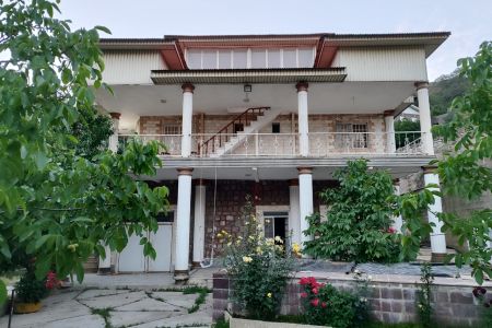 خانه حیاط دار در رینه لاریجان - انهه - همکف