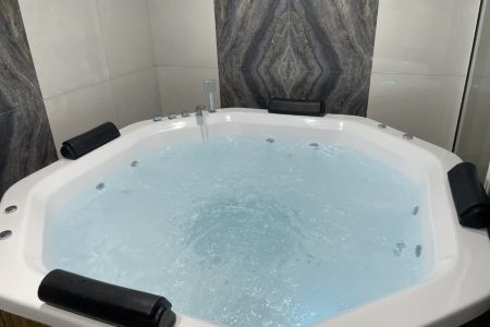 ویلا جکوزی دار در چادگان اصفهان - همکف