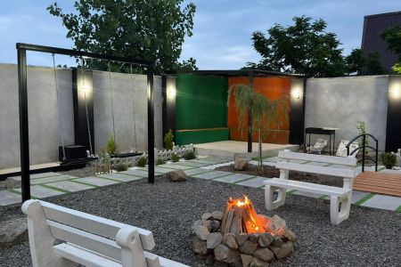کلبه سوئیسی با حوضچه نزدیک ساحل سنگاچین