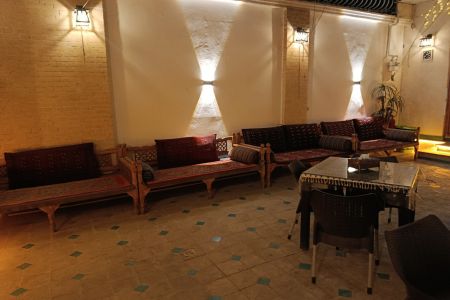 بومگردی نزدیک نقش جهان اصفهان - یاقوت
