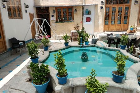 بومگردی نزدیک نقش جهان اصفهان - زمرد