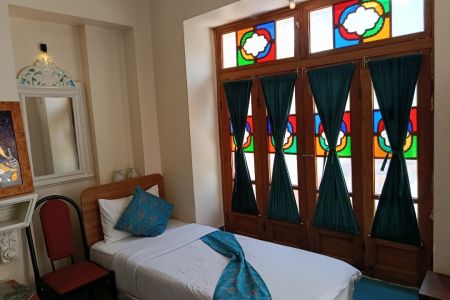 بومگردی نزدیک نقش جهان اصفهان - زمرد
