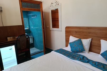 بومگردی نزدیک نقش جهان اصفهان - یاقوت