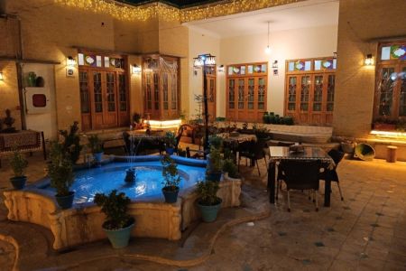 بومگردی نزدیک نقش جهان اصفهان - یاقوت