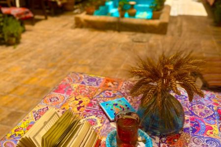 بوم گردی در خیابان زند شیراز - اتاق ایوان