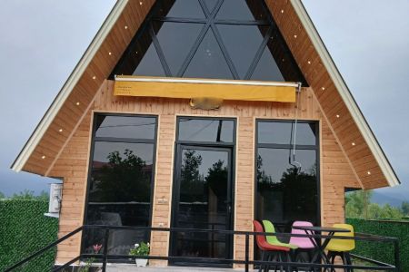 کلبه‌‎ سوئیسی با وان جکوزی در گاومیشبان