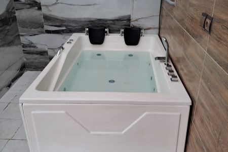 کلبه چوبی جکوزی دار در زیر آب - سنگ نیشت