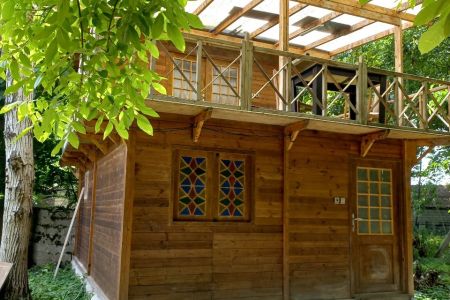 کلبه چوبی نزدیک پارک ساحلی در شاندرمن