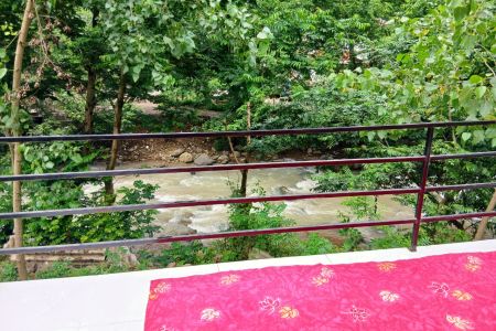 کلبه سوئیسی کنار رودخانه در اسالم - گیجاو