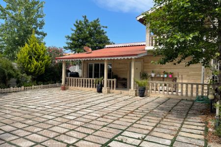 ویلا با آلاچیق و حیاطی دلباز در زیباکنار